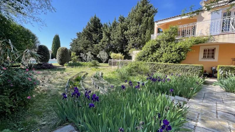 Maison - 385 m² - 8 pièces