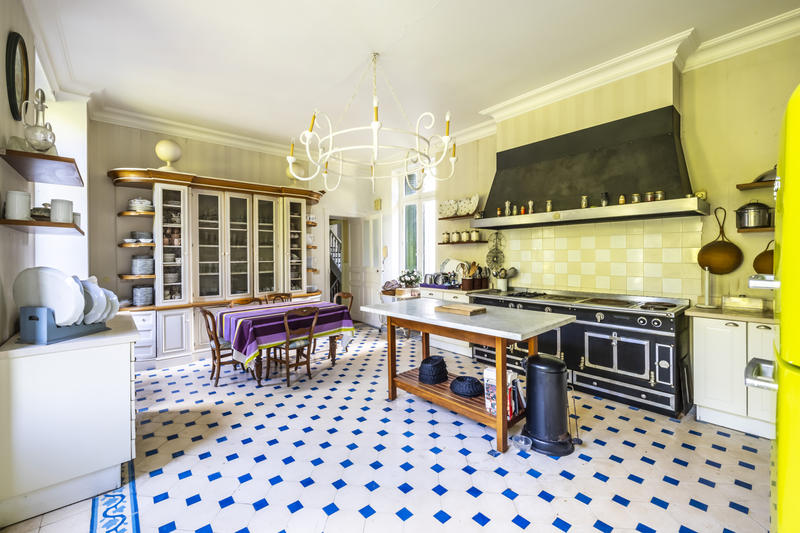 Propriété - 665 m² - 13 pièces