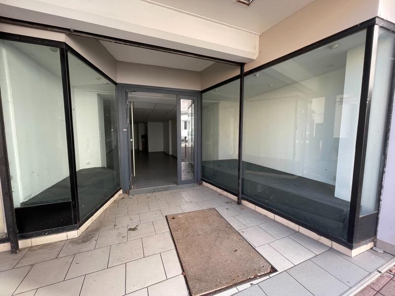 Local commercial - 200 m² - 4 pièces