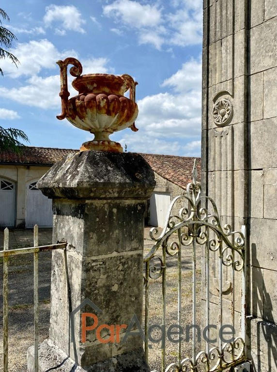 Propriété - 654 m² - 14 pièces