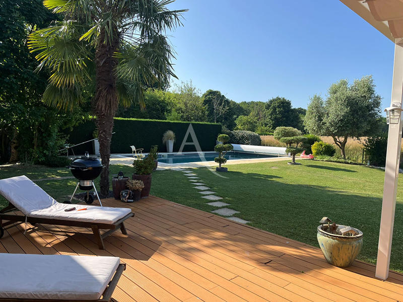 Maison - 245 m² - 7 pièces