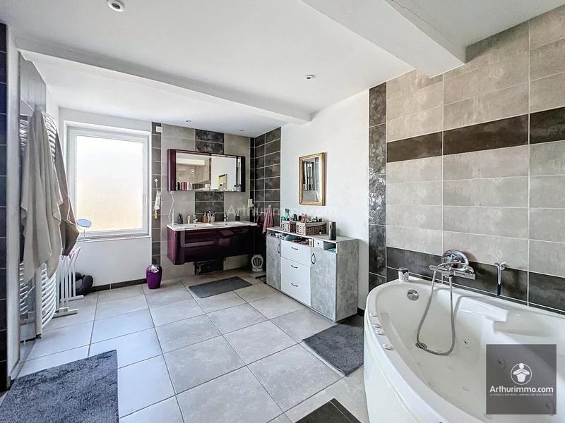 Maison - 205 m² - 6 pièces