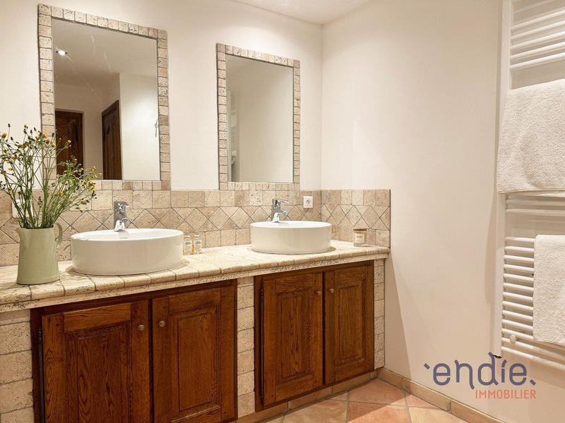 Maison - 221 m² - 5 pièces