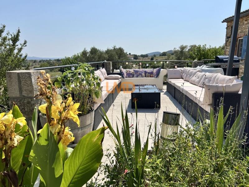 Mas - 244 m² - 8 pièces