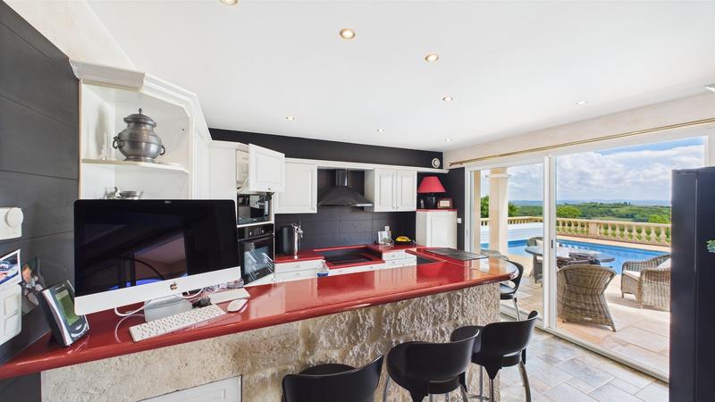 Propriété - 252 m² - 9 pièces