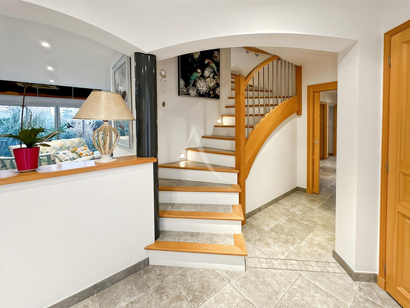 Maison - 217 m² - 6 pièces