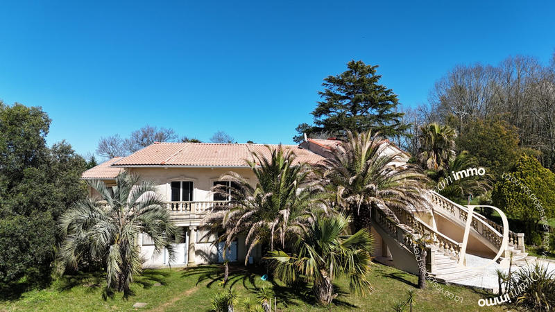 Maison - 238 m² - 8 pièces