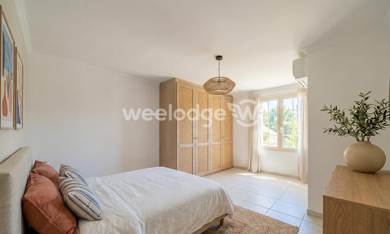 Maison traditionnelle - 225 m² - 9 pièces