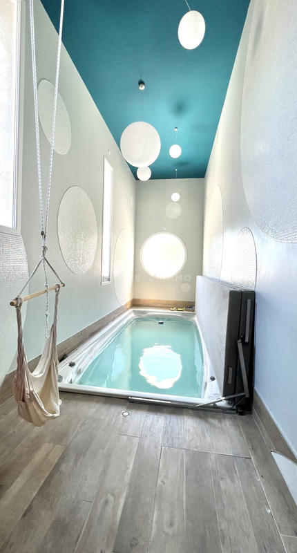 Maison - 859 m² - 13 pièces