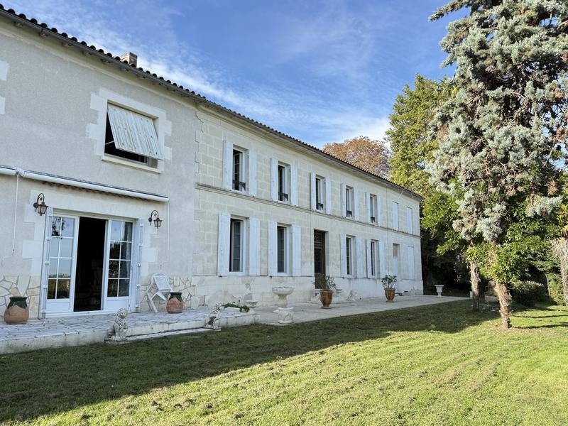 Maison - 338 m² - 11 pièces