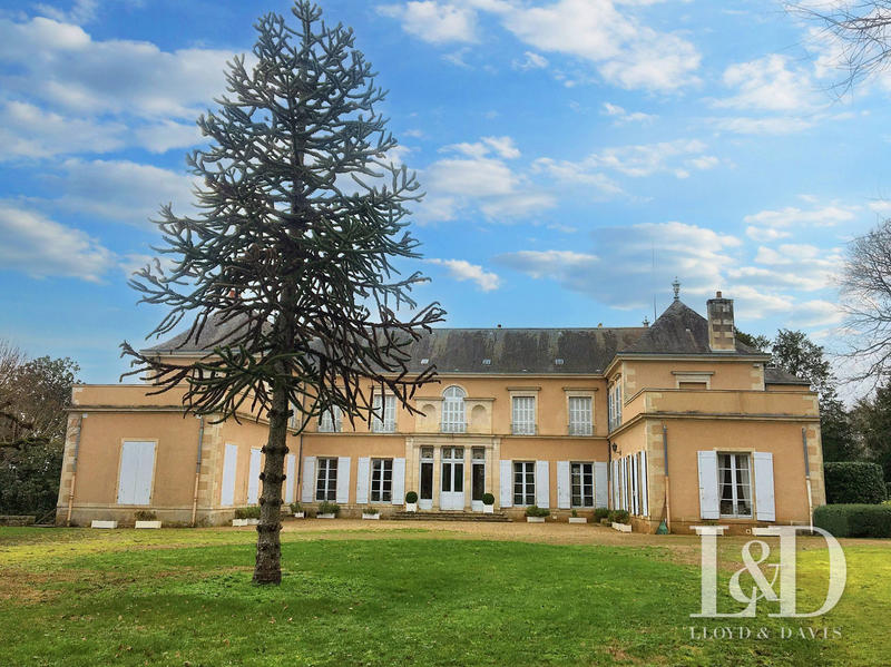Château - 632 m² - 12 pièces