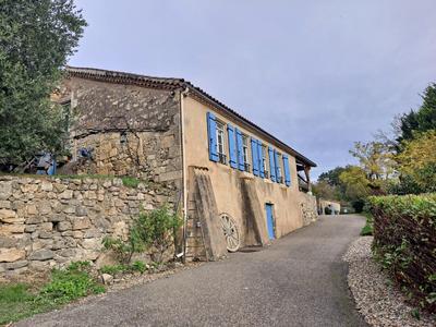 Maison - 222 m² - 7 pièces