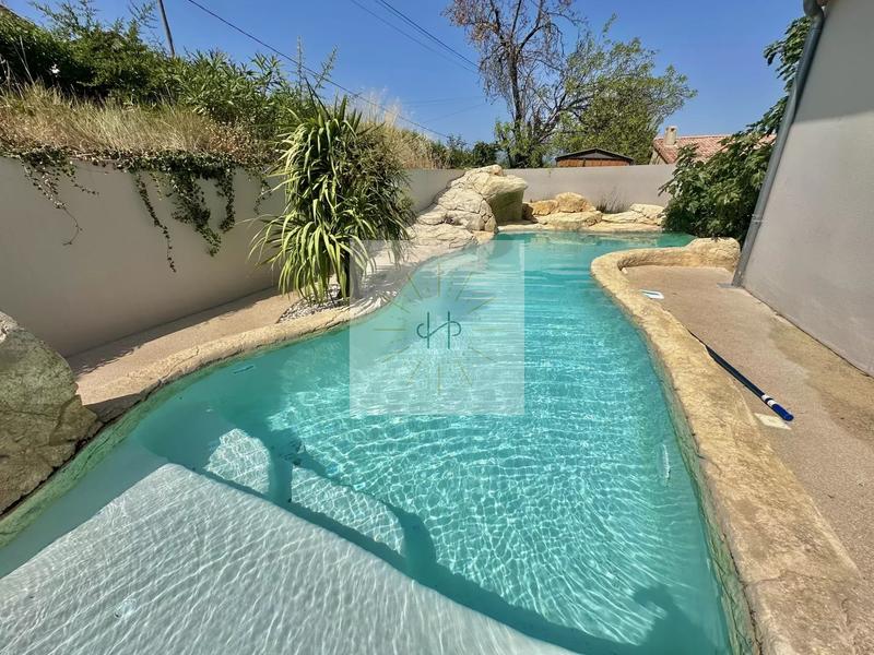 Maison - 228 m² - 9 pièces