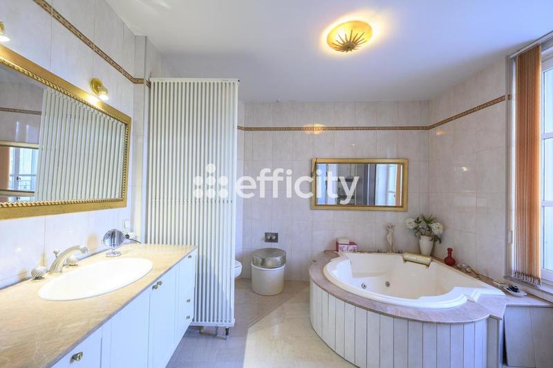 Maison - 223 m² - 9 pièces