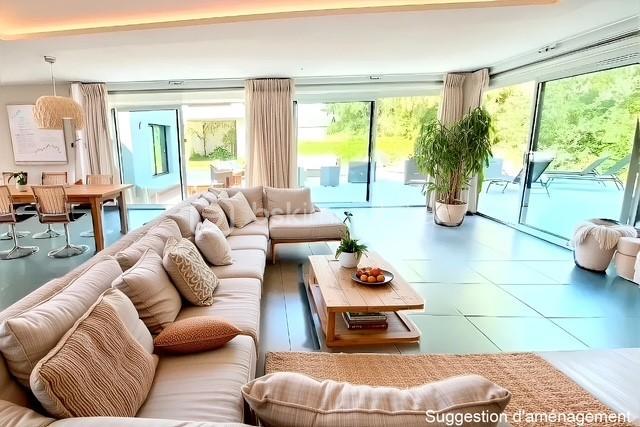 Maison - 330 m² - 8 pièces