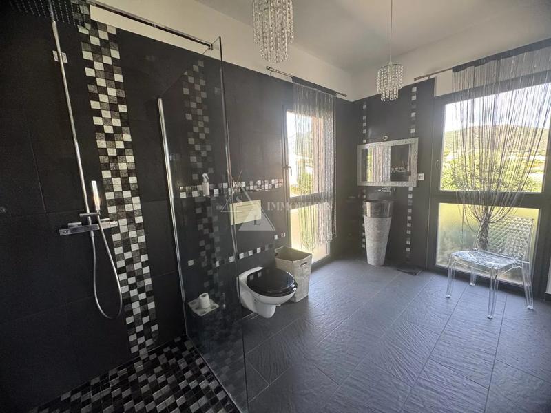 Villa - 202 m² - 6 pièces