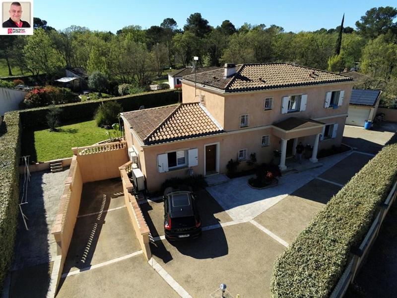 Maison - 240 m² - 7 pièces