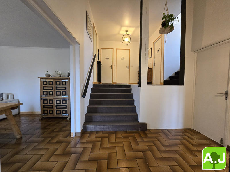 Maison traditionnelle - 178 m² - 8 pièces