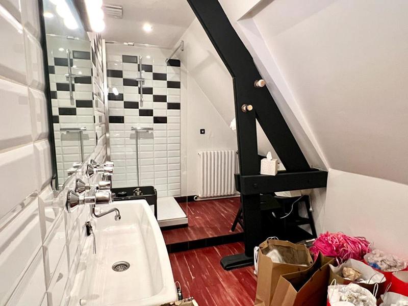 Maison - 300 m² - 8 pièces