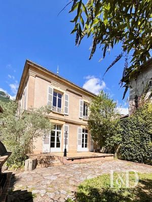 Maison - 237 m² - 10 pièces