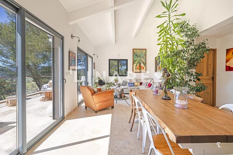 Maison - 215 m² - 6 pièces