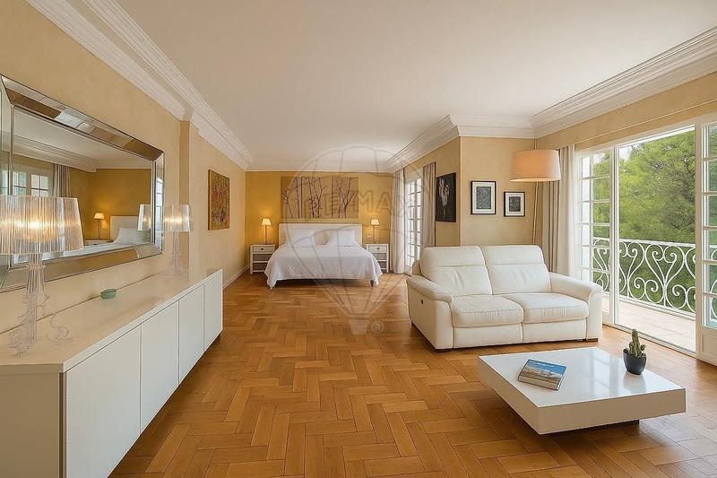 Propriété - 385 m² - 8 pièces