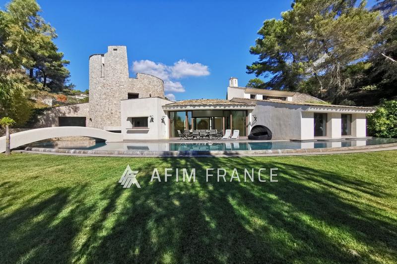 Villa - 300 m² - 5 pièces