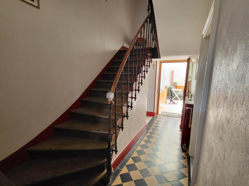 Maison - 198 m² - 9 pièces