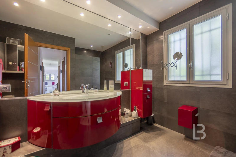 Maison - 202 m² - 5 pièces