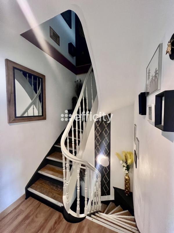 Maison - 247 m² - 10 pièces