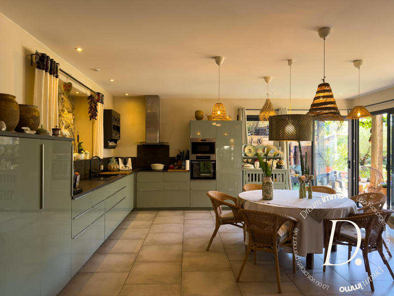 Maison - 260 m² - 7 pièces