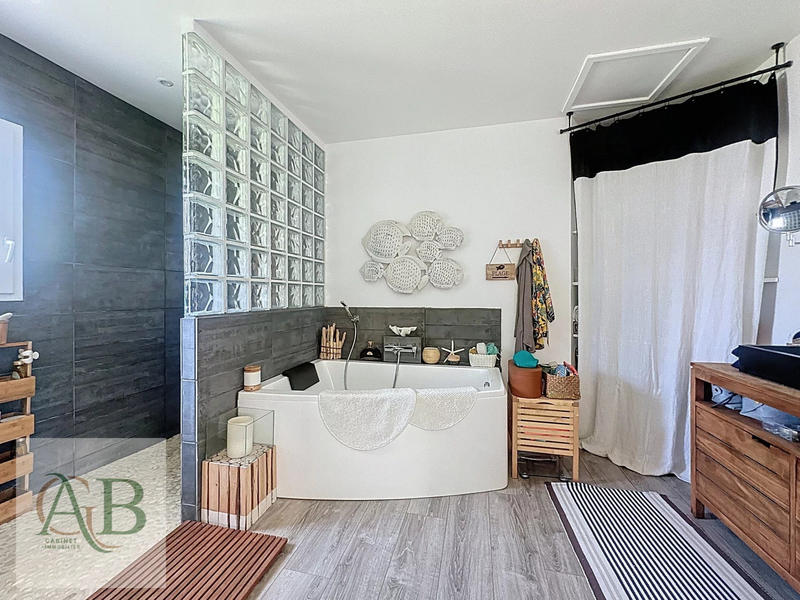 Maison - 220 m² - 7 pièces