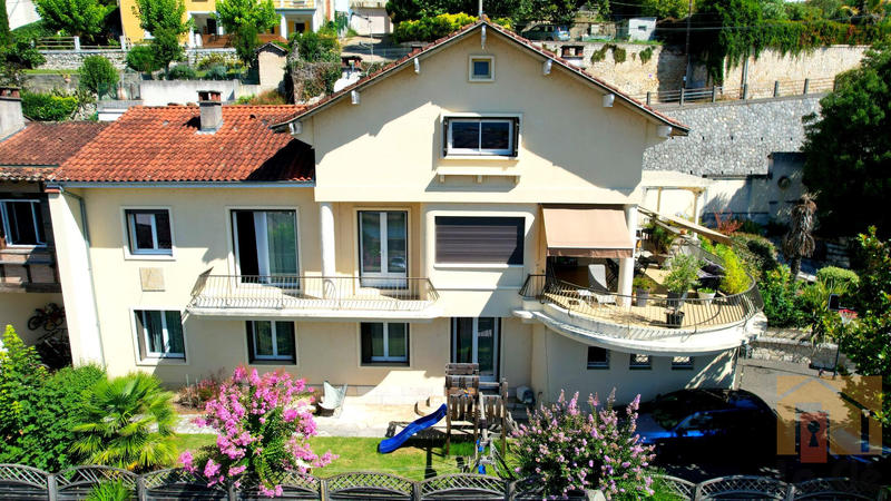 Maison - 300 m² - 11 pièces