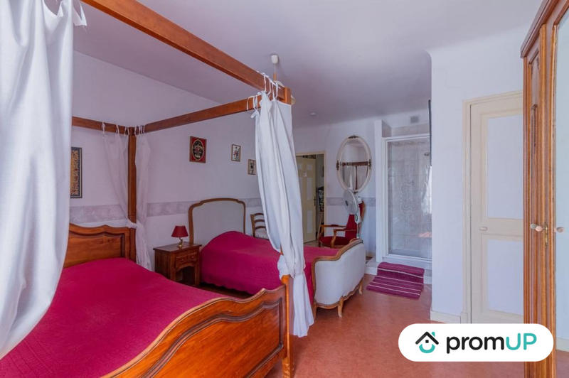 Maison - 370 m² - 12 pièces