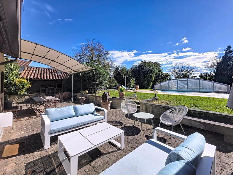 Maison - 246 m² - 10 pièces