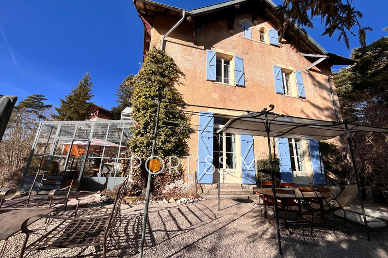 Maison - 368 m² - 10 pièces