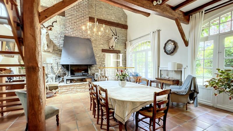 Maison - 360 m² - 15 pièces