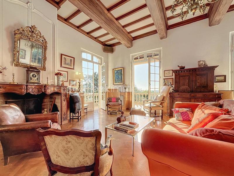 Maison - 280 m² - 10 pièces