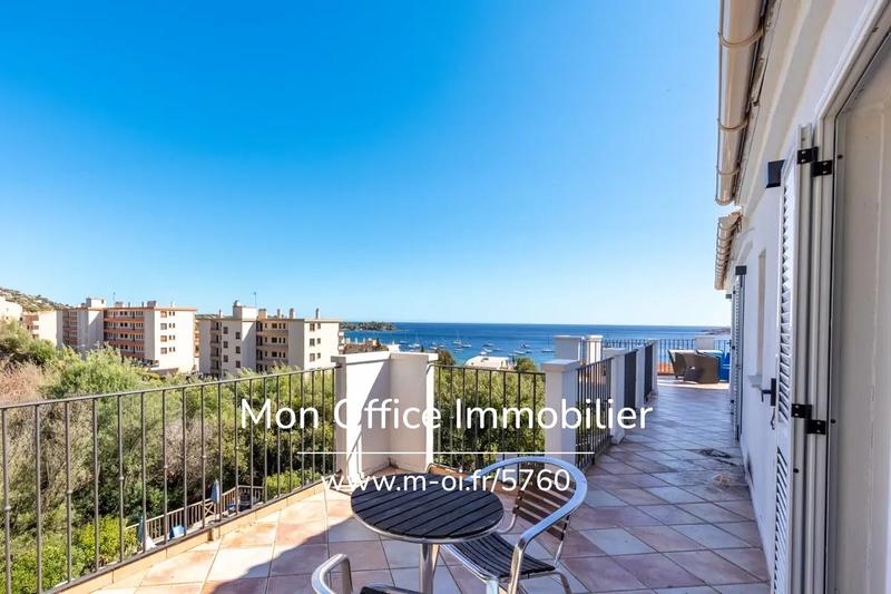 Maison - 230 m² - 8 pièces