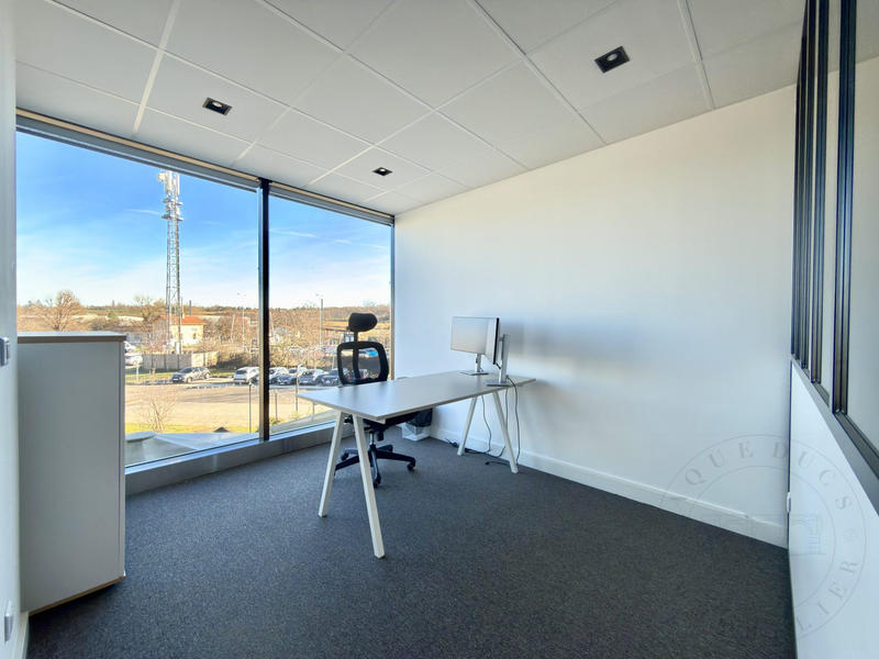 Bureau - 64 m² - 6 pièces