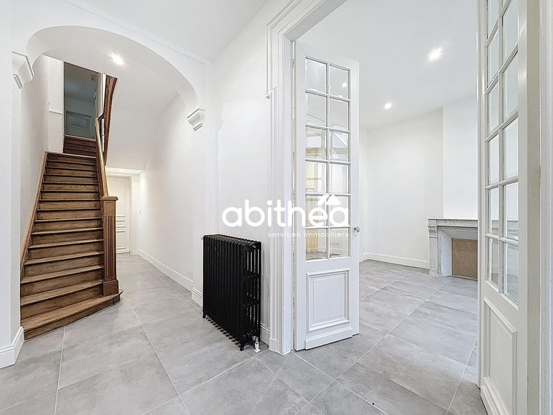 Maison - 205 m² - 9 pièces