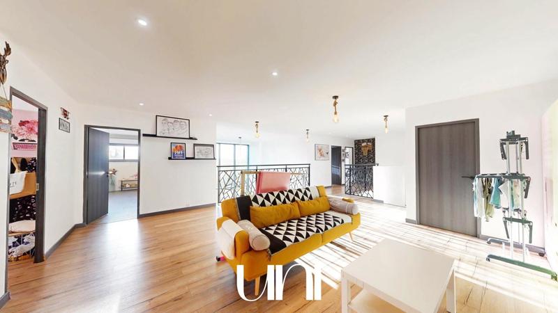 Maison - 317 m² - 9 pièces