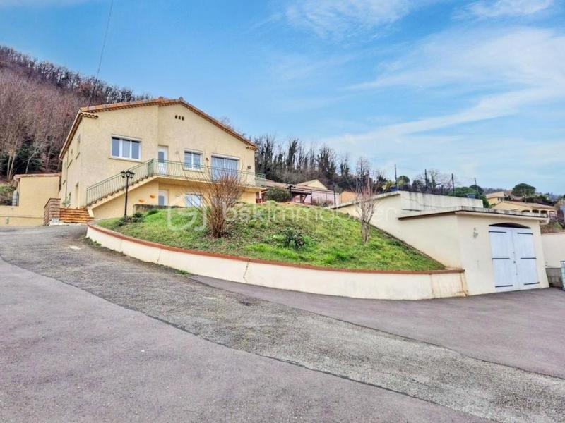 Maison - 216 m² - 7 pièces