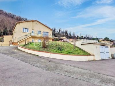 Maison - 216 m² - 7 pièces