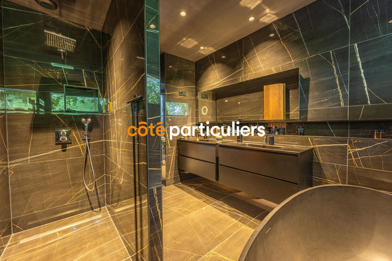 Maison - 260 m² - 7 pièces