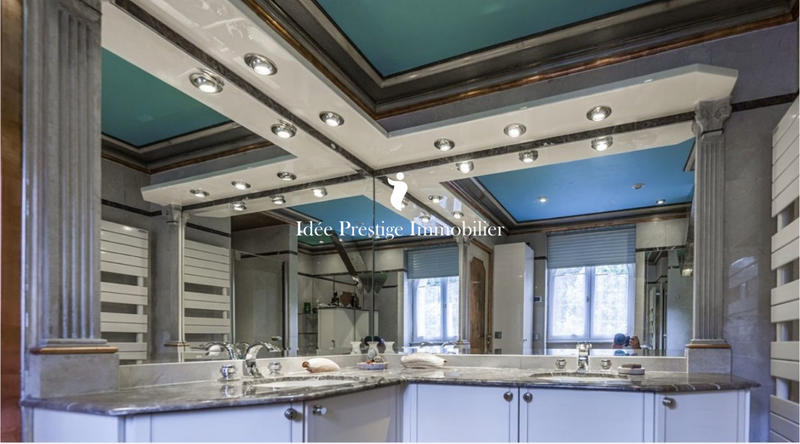 Maison - 221 m² - 7 pièces