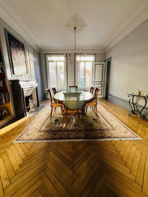 Maison - 240 m² - 8 pièces