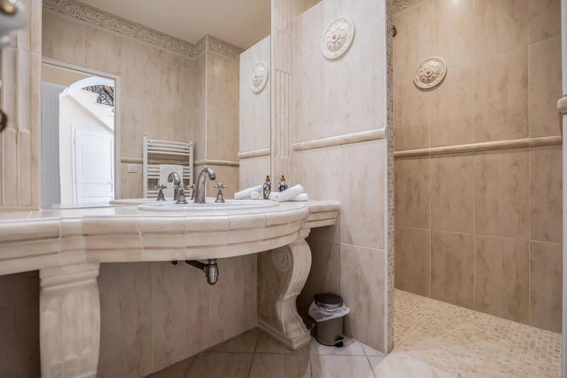 Maison contemporaine - 733 m² - 15 pièces