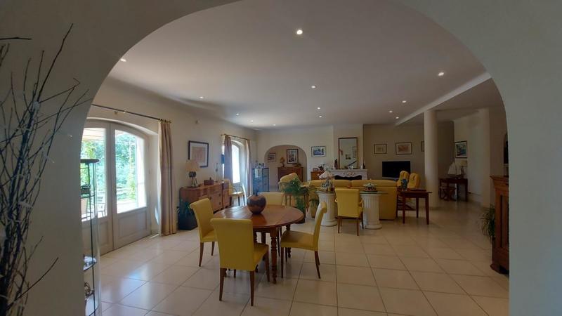 Villa - 285 m² - 6 pièces