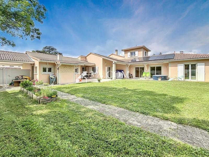 Maison - 268 m² - 11 pièces